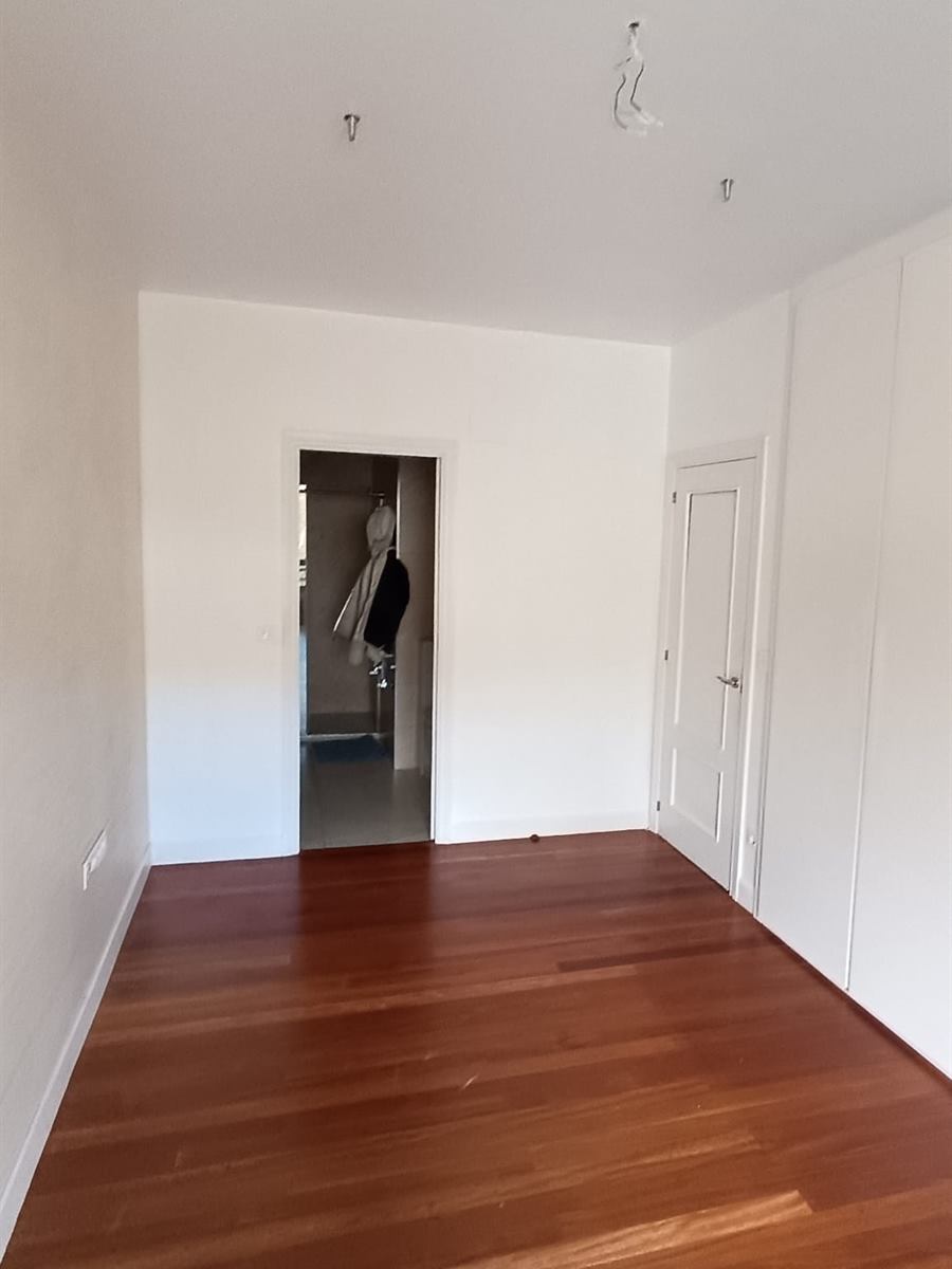 Estancia pintada en blanco con suelo de parquet, trabajo de Bizkaipintura