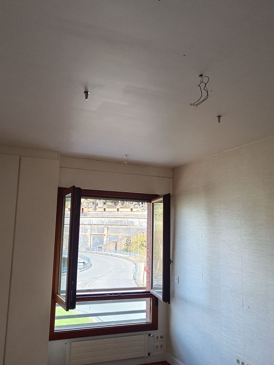 La misma habitación con el trabajo de pintura terminado